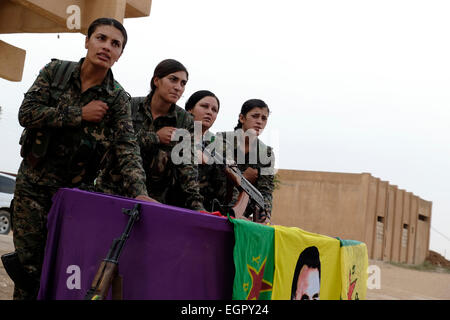 Les femmes combattants des unités de protection des femmes YPJ prêtent serment Pour combattre ISIS ou ISIL lors d'une cérémonie de remise des diplômes à Un camp d'entraînement connu dans le district d'Al Hasakah ou d'Hassakeh Comme Rojava la région autonome kurde de facto originaire de Et se compose de trois cantons autonomes dans le nord de la Syrie Banque D'Images