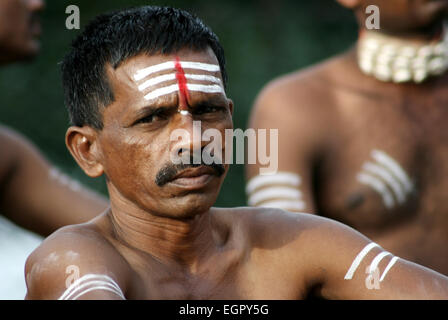 Indian Tribal dancer attendre pour effectuer la danse traditionnelle sur octobre 12,2013 à Hyderabad, Inde. Banque D'Images