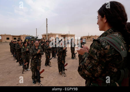 Participation des combattants kurdes des unités de protection des femmes YPJ Dans une cérémonie de recrutement dans un camp d'entraînement à Al Région de Hasakah ou Hassakeh dans le nord de la Syrie Banque D'Images