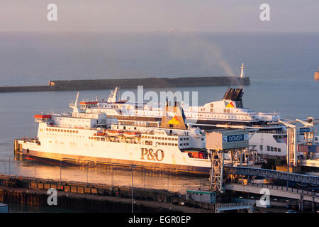 Vue à l'aube depuis les falaises du terminal de ferry de Douvres docks au Royaume-Uni. Deux ferries pour voitures amarrés aux points d'embarquement. Banque D'Images