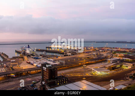 Vue panoramique depuis le sommet de la falaise du terminal de ferry à l'aube, au port de Douvres, sur la Manche. 2 ferries pour voitures amarrés aux points d'embarquement. Banque D'Images