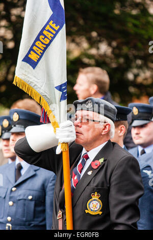 Ancien militaire vétéran, se tenant à l'attention tenue standard pendant le service extérieur du dimanche du souvenir. L'indicateur a été « margate ». Banque D'Images