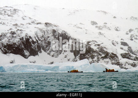 Les touristes sur les bateaux gonflables rigides Zodiac, Cierva Cove, l'Antarctique Banque D'Images