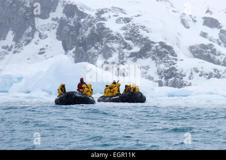 Les touristes sur les bateaux gonflables rigides Zodiac, Cierva Cove, l'Antarctique Banque D'Images