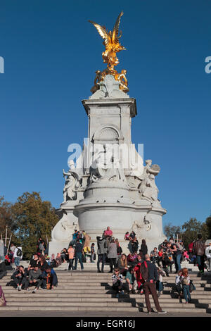 La foule sous la statue en or sur le Queen Victoria Memorial) (à l'extérieur de Buckingham Palace, London, UK. Banque D'Images