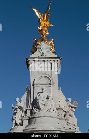 La statue en or sur le Queen Victoria Memorial) (à l'extérieur de Buckingham Palace, London, UK. Banque D'Images