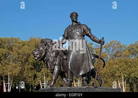 La fabrication de la sculpture, donnés par la Nouvelle-Zélande, sur une plinthe autour du Queen Victoria Memorial, Buckingham Palace, London, UK Banque D'Images