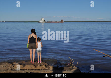 Ferry sur la grande rivière. Les rivières Yakut Lena et Aldan pas les ponts. Les gens attendent le ferry. Banque D'Images