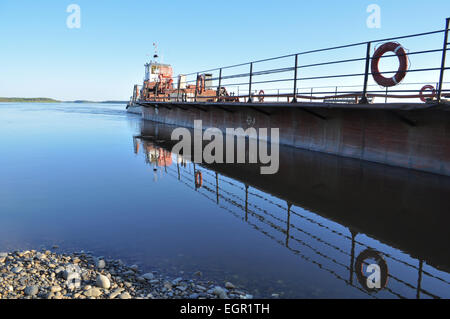 Ferry sur la grande rivière. Les rivières Yakut Lena et Aldan pas les ponts. Les gens attendent le ferry. Banque D'Images