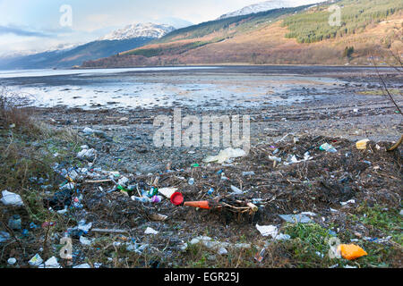 Déchets sur la rive du lac Long en Ecosse Banque D'Images