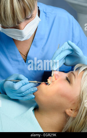 Dentiste avec patient, de polissage et de finition Banque D'Images
