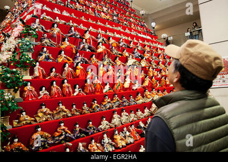 Konosu, Saitama, Japon. 1er mars 2015. Un homme regarde une énorme pyramide de poupées japonaises sur l'affichage dans le hall de l'Hôtel de Ville Konosu le 1 mars 2015, Tokyo, Japon. 1 820 poupées sont sur l'affichage sur les 31 étages, 7 mètres de haut pour célébrer l'Hinamatsuri pyramide également appelé Girls' Day, qui est célébrée le 3 mars. Chaque année les familles afficher les poupées avec l'espoir que leurs filles grandissent en bonne santé et heureux. Ville Konosu est dite de "ville oll' pour un certain nombre d'usines fabriquant des poupées japonaises. L'exposition se tiendra du 14 février au 7 mars. Credit : AFLO Co.,Ltd/Alamy Live News Banque D'Images