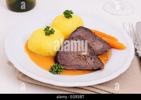 Rôti de boeuf avec deux boulettes en sauce chasseur, vue du dessus Banque D'Images