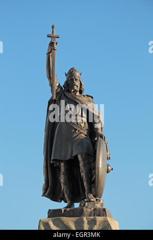 Statue en bronze du Roi Alfred le Grand, qui se trouve à l'extrémité orientale de l'Broadway, Winchester, Hampshire, Royaume-Uni. Banque D'Images