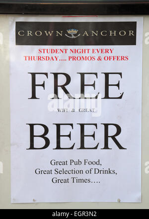 Amusant et un peu déroutant 'free beer' affiche à l'extérieur d'un pub à Winchester, Hampshire, Royaume-Uni. Banque D'Images