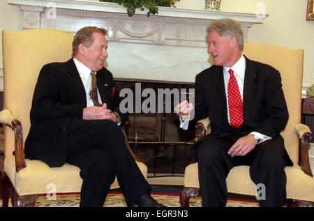 Le président américain Bill Clinton rencontre le président tchèque Vaclav Havel dans le bureau ovale de la Maison Blanche le 16 septembre 1998 à Washington, DC. Banque D'Images