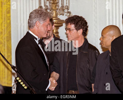 Le président américain Bill Clinton grâce musicien légendaire Lou Reed pour l'exécution à un dîner d'État en en l'honneur du président tchèque Vaclav Havel à la Maison Blanche le 16 septembre 1998 à Washington, DC. Banque D'Images