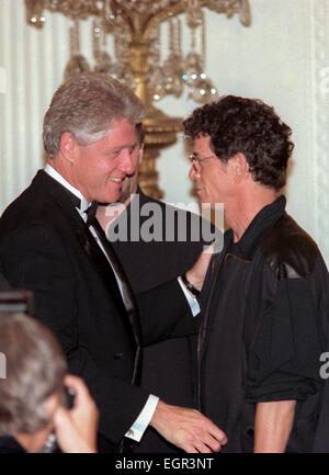 Le président américain Bill Clinton grâce musicien légendaire Lou Reed pour l'exécution à un dîner d'État en en l'honneur du président tchèque Vaclav Havel à la Maison Blanche le 16 septembre 1998 à Washington, DC. Banque D'Images