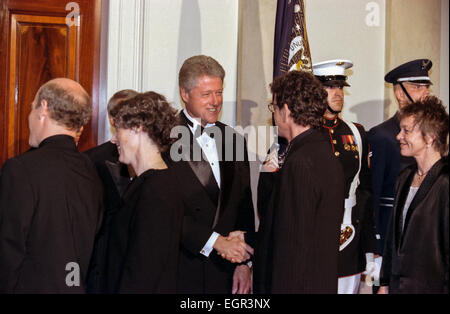 Le président américain Bill Clinton accueille le musicien légendaire Lou Reed dans la ligne de réception à la Maison Blanche pour un dîner d'État en en l'honneur du président tchèque Vaclav Havel à la Maison Blanche le 16 septembre 1998 à Washington, DC. Reed va effectuer au dîner. Banque D'Images