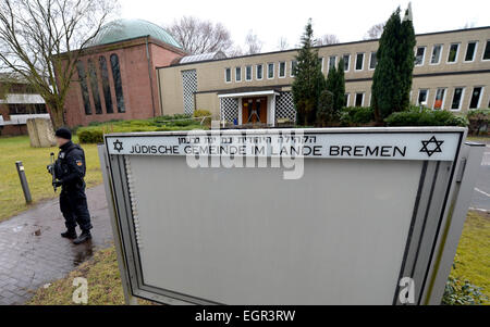 Brême, Allemagne. 06Th Mar, 2015. Les agents de police garde côtière la synagogue à Brême, Allemagne, 01 mars 2015. La police a annoncé le 28 février 2015 qu'il y a un danger accru de Brême à cause d'extrémistes islamistes. Photo : CARMEN JASPERSEN/dpa ()/dpa/Alamy Live News Banque D'Images