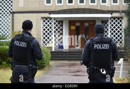 Brême, Allemagne. 06Th Mar, 2015. Les agents de police garde côtière la synagogue à Brême, Allemagne, 01 mars 2015. La police a annoncé le 28 février 2015 qu'il y a un danger accru de Brême à cause d'extrémistes islamistes. Photo : CARMEN JASPERSEN/dpa/Alamy Live News Banque D'Images