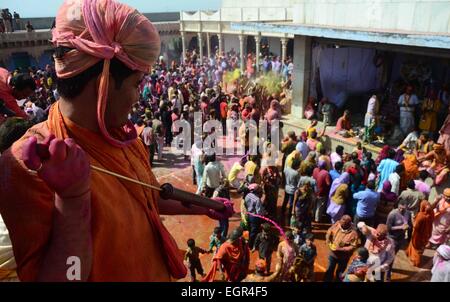 Le corps du disciple étaient couverts par une poudre de couleur au cours de Lathmar Holi Festival. Les couleurs remplir l'atmosphère que les gens jettent abeer et gulal en l'air montrant une grande joie et allégresse à l'arrivée de cette fête du printemps. Les rituels de l'ancien festival de Holi sont religieusement suivi chaque année avec soin et enthousiasme. © Prabhat Kumar Verma/Pacific Press/Alamy Live News Banque D'Images