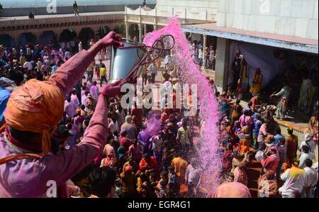 Le corps du disciple étaient couverts par une poudre de couleur au cours de Lathmar Holi Festival. Les couleurs remplir l'atmosphère que les gens jettent abeer et gulal en l'air montrant une grande joie et allégresse à l'arrivée de cette fête du printemps. Les rituels de l'ancien festival de Holi sont religieusement suivi chaque année avec soin et enthousiasme. © Prabhat Kumar Verma/Pacific Press/Alamy Live News Banque D'Images