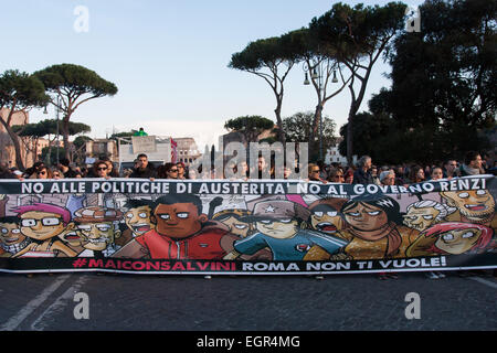 Les manifestants peuvent contenir jusqu'une bannière lecture en italien "Non à la politique d'austérité. La Ligue du Nord Italienne (Ligue du Nord) manifestants foule la Piazza del Popolo, une vaste place dans le centre de Rome, au cours d'un rassemblement pour exiger le gouvernement italien garder hors des immigrants. Les manifestants remplissant une vaste place environ dix mille personnes ont manifesté contre la manifestation du parti de la Ligue et les mouvements contre les néo-fascistes qui ont marché dans la capitale italienne. © Luca/Prizia Pacific Press/Alamy Live News Banque D'Images