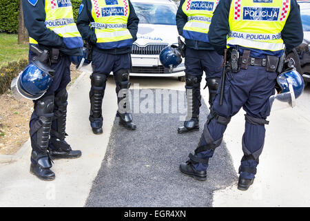 Les agents de police en haute visibilité vestes en service Banque D'Images