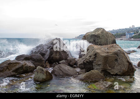 Le littoral de la mer Noire avant l'orage. Alupka, Crimée, Russie Banque D'Images