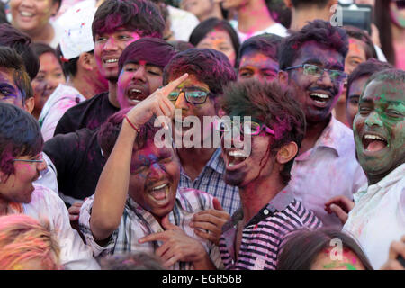 Pasay City, Philippines. 1er mars 2015. Les gens célèbrent le Festival de Holi à Pasay City, Philippines, le 1 mars 2015. Le festival de Holi, aussi connu comme le Festival des couleurs, est une célébration au cours de laquelle des centaines de personnes se rassemblent pour profiter d'une journée de la danse, de manger et de jeter de la poudre de couleur sur l'autre dans le respect de la fin de saison de l'hiver au printemps. © Rouelle Umali/Xinhua/Alamy Live News Banque D'Images