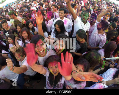 Pasay City, Philippines. 1er mars 2015. Les gens célèbrent le Festival de Holi à Pasay City, Philippines, le 1 mars 2015. Le festival de Holi, aussi connu comme le Festival des couleurs, est une célébration au cours de laquelle des centaines de personnes se rassemblent pour profiter d'une journée de la danse, de manger et de jeter de la poudre de couleur sur l'autre dans le respect de la fin de saison de l'hiver au printemps. © Rouelle Umali/Xinhua/Alamy Live News Banque D'Images