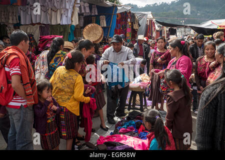 Les gens de Chichicastenango shop au marché local, au Guatemala Banque D'Images