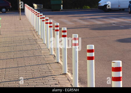 Le long de la route sont restrictives bars white Banque D'Images