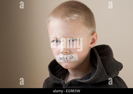 Contrarié d'abus peur petit enfant (garçon), aide, Close up portrait horizontal with copy space Banque D'Images