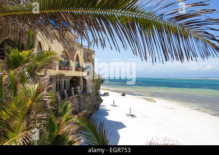 Plage de sable blanc de la côte nord de Mombasa Beach, Mombasa, Kenya, Africa Banque D'Images