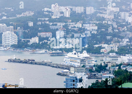 Yalta, Crimée, Ukraine, Russie. Août, 18, 2013. Belle vue de port à Yalta, à jour nuageux Banque D'Images