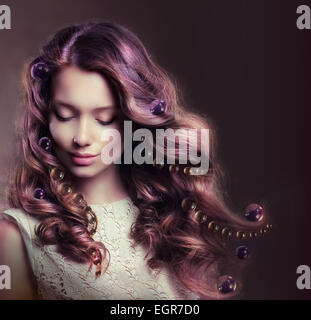 Portrait de beauté de jeune femme aux longs cheveux Banque D'Images