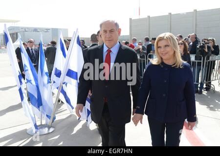 Jérusalem, Israël. 1er mars 2015. Le Premier ministre israélien Benjamin Netanyahu et son épouse Sarah partir pour Washington, DC à l'aéroport Ben Gourion en dehors de Tel Aviv, Israël, le 1 mars 2015. Benjamin Netanyahu a quitté dimanche matin pour Washington, DC de parler devant le Congrès américain sur le programme nucléaire iranien. Credit : GPO/Amos Ben Gershom/Xinhua/Alamy Live News Banque D'Images