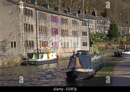 Trois étages d'anciens tisserands cottages à côté de Rochdale Canal, Hebden Bridge Banque D'Images