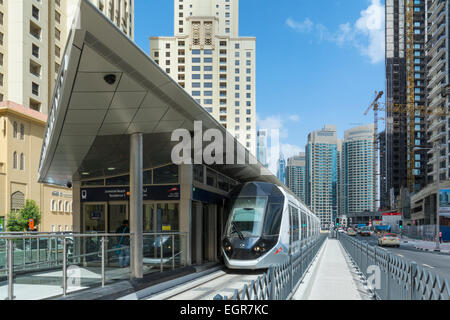 Nouvelle station de tramway à Dubaï dans la Marina de Dubaï en Émirats Arabes Unis Banque D'Images