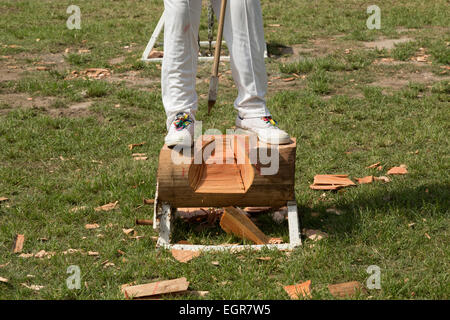 Une photographie d'un homme anonyme vêtu de blanc et participer à un concours en bois massif en Australie. Banque D'Images