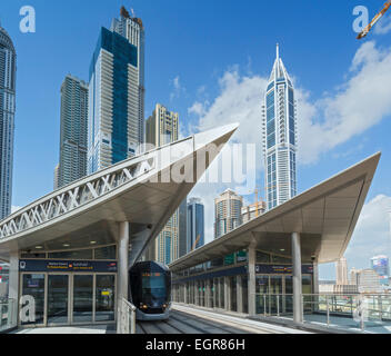 Nouvelle station de tramway à Dubaï dans la Marina de Dubaï en Émirats Arabes Unis Banque D'Images