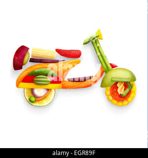 Un concept d'un Vespa scooter rétro classique pour l'été à voyager faites de fruits et légumes isolé sur blanc. Banque D'Images