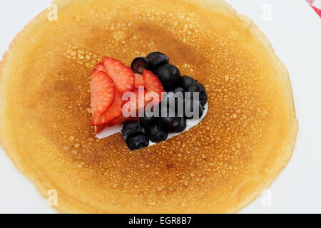 Coeur avec des crêpes aux bleuets, fraises fraîches, vue du dessus Banque D'Images