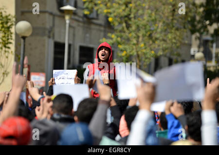 Le Caire, Égypte. 1er mars 2015. Des étudiants égyptiens qui soutiennent le président déchu Mohamed Morsi et les Frères musulmans crier des slogans au cours de protestation contre le régime militaire, à l'Université du Caire le 1 mars 2015. En raison de l'escalade de protestation des étudiants dans le campus de plusieurs universités à la suite de la destitution du Président Mohamed Morsi en juillet 2013, le ministère de l'Éducation a confié à une société privée de sécurité pour sécuriser les portes de 15 universités à travers le pays, y compris le campus de l'Université Al-Azhar Crédit : Amr Sayed/APA/Images/fil ZUMA Alamy Live News Banque D'Images