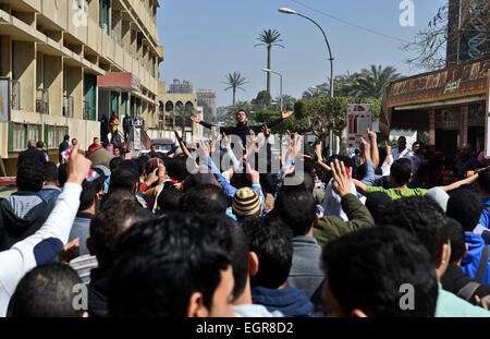 Le Caire, Égypte. 1er mars 2015. Des étudiants égyptiens qui soutiennent le président déchu Mohamed Morsi et les Frères musulmans crier des slogans au cours de protestation contre le régime militaire, à l'Université du Caire le 1 mars 2015. En raison de l'escalade de protestation des étudiants dans le campus de plusieurs universités à la suite de la destitution du Président Mohamed Morsi en juillet 2013, le ministère de l'Éducation a confié à une société privée de sécurité pour sécuriser les portes de 15 universités à travers le pays, y compris le campus de l'Université Al-Azhar Crédit : Amr Sayed/APA/Images/fil ZUMA Alamy Live News Banque D'Images