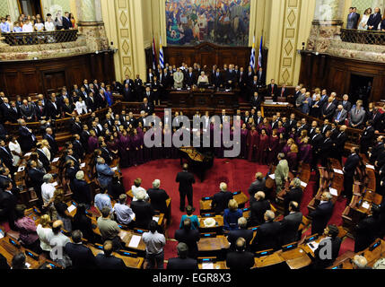 Montevideo, Uruguay. 1er mars 2015. Image fournie par la présidence de l'Uruguay montre l'intérieur de l'édifice du Parlement uruguayen lors de l'acte d'assermentation de Tabare Vasquez (C-L-Verso) comme nouveau président de l'Uruguay, dans la ville de Montevideo, capitale de l'Uruguay, le 1 mars 2015. Tabare Vazquez a prêté serment dimanche comme président de l'Uruguay pour la période 2015-2020, un poste qu'il a déjà servi entre 2005 et 2010, de devenir aussi la 53e Président de l'histoire de l'Amérique du Sud. Credit : Uruguay ?s Présidence/Xinhua/Alamy Live News Banque D'Images