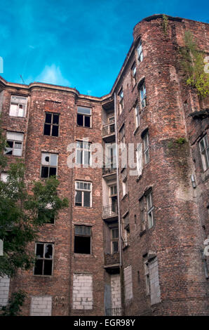 Des bâtiments de tenement préservés mais détruits sur la rue Walicow dans l'ancien quartier du ghetto dans la capitale - Varsovie, Pologne. Banque D'Images