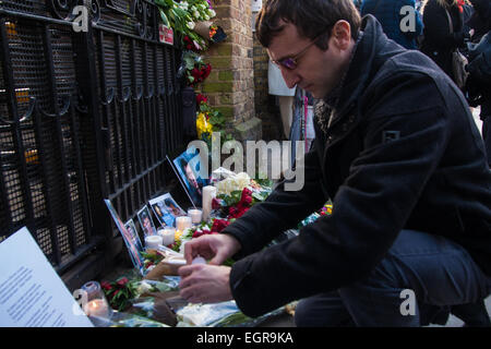 L'ambassade de Russie, Londres, 1er mars 2015. Des centaines d'ukrainiens et russes tiennent une vigile et une démonstration à l'ambassade de Russie à la suite de l'assassinat du leader de l'opposition russe Boris Nemtsov. Crédit : Paul Davey/Alamy Live News Banque D'Images